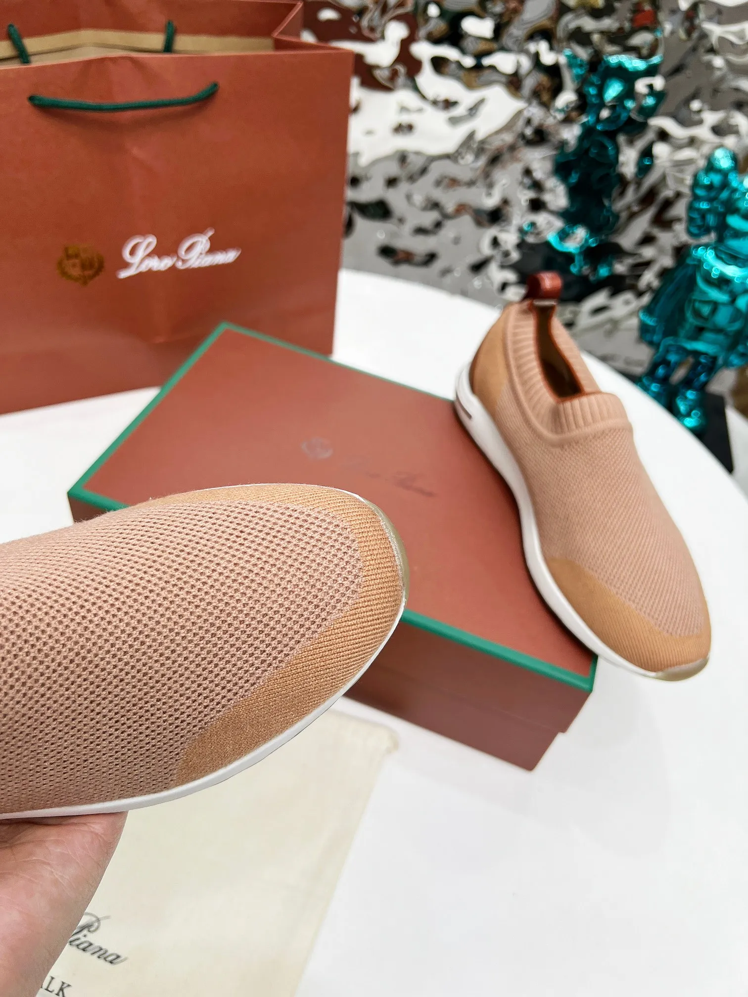 👟👟Ex-factory price 440👟👟 Men’s size +10 🧨🧨🧨Loropiana’s new board is online! This product is made of imported nylon velvet and developed from original boards. It is light, comfortable and breathable, and is suitable for all seasons. Size: 35-41, (Note: 35 and 41 are not returnable or exchangeable),